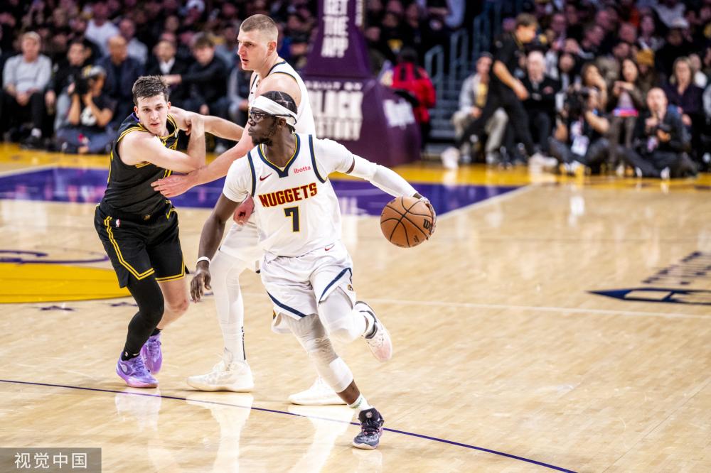 斯在激烈的 斯在激烈的